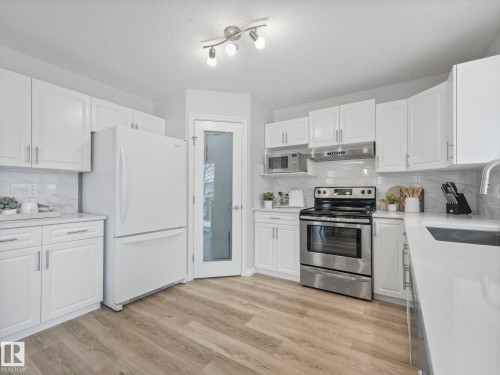 71 Rue Bouchard, Beaumont, AB - Indoor Photo Showing Kitchen