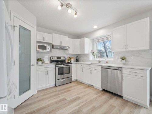 71 Rue Bouchard, Beaumont, AB - Indoor Photo Showing Kitchen With Upgraded Kitchen