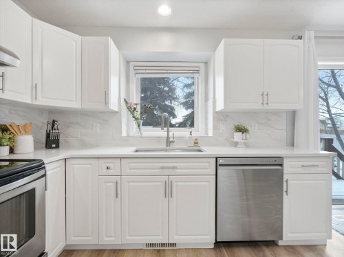 71 Rue Bouchard, Beaumont, AB - Indoor Photo Showing Kitchen With Upgraded Kitchen