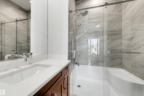 9055 24 Avenue, Edmonton, AB - Indoor Photo Showing Bathroom