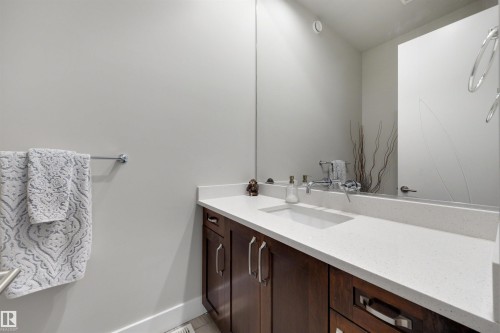 9055 24 Avenue, Edmonton, AB - Indoor Photo Showing Bathroom