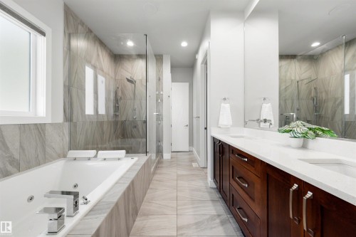 9055 24 Avenue, Edmonton, AB - Indoor Photo Showing Bathroom