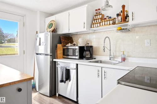 61 Ridgewood Terrace, St. Albert, AB - Indoor Photo Showing Kitchen