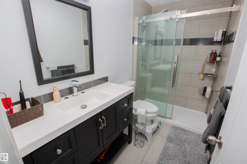 Main bathroom, Main level - 2817 40A Avenue, Edmonton, AB - Indoor Photo Showing Bathroom