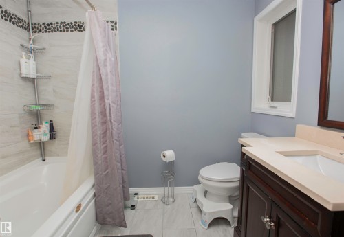 2817 40A Avenue, Edmonton, AB - Indoor Photo Showing Bedroom