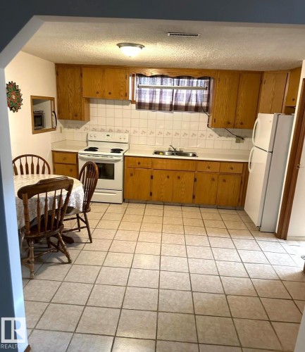 11035 166 Avenue, Edmonton, AB - Indoor Photo Showing Kitchen With Double Sink