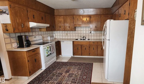 11035 166 Avenue, Edmonton, AB - Indoor Photo Showing Kitchen With Double Sink