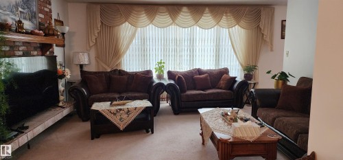 11035 166 Avenue, Edmonton, AB - Indoor Photo Showing Living Room