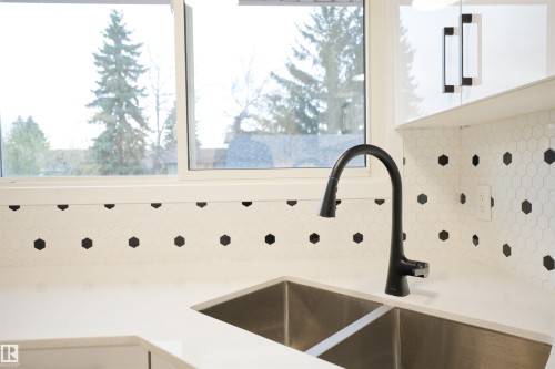 18412 92 Avenue, Edmonton, AB - Indoor Photo Showing Kitchen With Double Sink