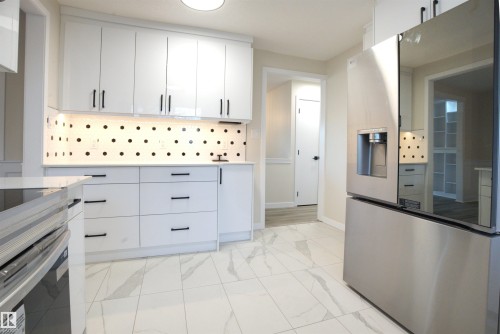 18412 92 Avenue, Edmonton, AB - Indoor Photo Showing Kitchen