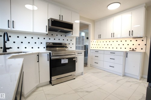 18412 92 Avenue, Edmonton, AB - Indoor Photo Showing Kitchen