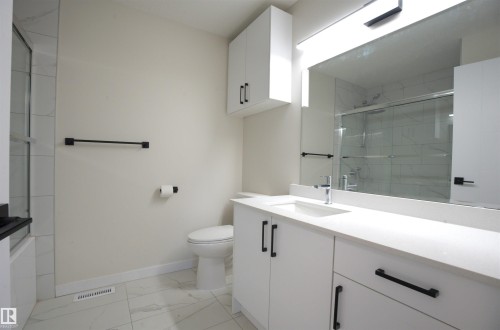 18412 92 Avenue, Edmonton, AB - Indoor Photo Showing Bathroom