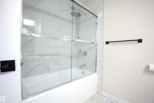 18412 92 Avenue, Edmonton, AB - Indoor Photo Showing Bathroom