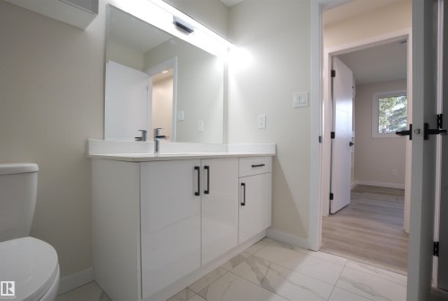 18412 92 Avenue, Edmonton, AB - Indoor Photo Showing Bathroom