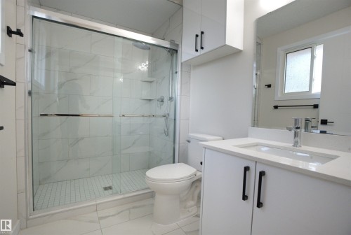 18412 92 Avenue, Edmonton, AB - Indoor Photo Showing Bathroom
