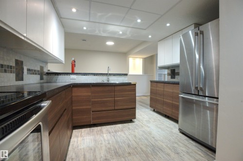 18412 92 Avenue, Edmonton, AB - Indoor Photo Showing Kitchen