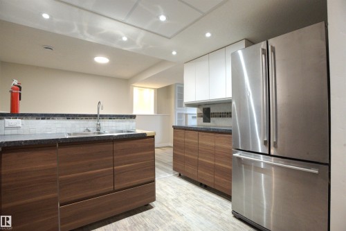 18412 92 Avenue, Edmonton, AB - Indoor Photo Showing Kitchen