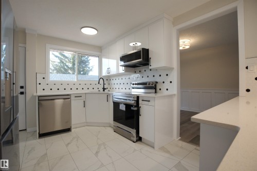 18412 92 Avenue, Edmonton, AB - Indoor Photo Showing Kitchen
