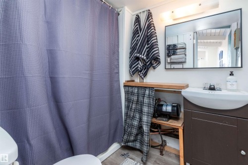 4- piece bath - 197 51268 Range Road 204, Rural Strathcona County, AB 