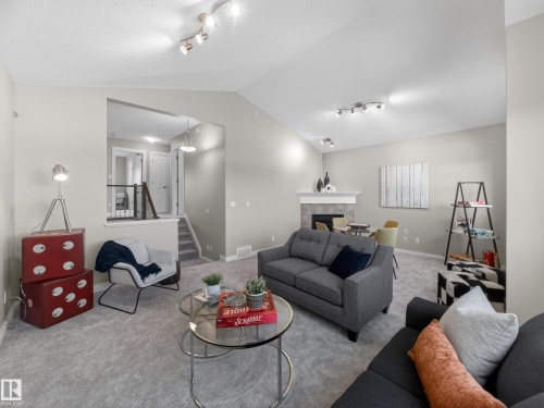 1473 Wates Link, Edmonton, AB - Indoor Photo Showing Living Room