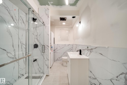 6903 173 Avenue, Edmonton, AB - Indoor Photo Showing Bathroom