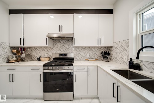 6903 173 Avenue, Edmonton, AB - Indoor Photo Showing Kitchen With Double Sink With Upgraded Kitchen