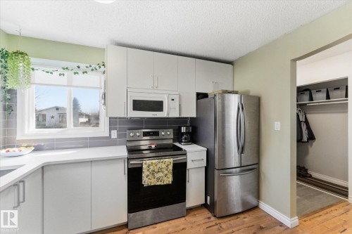 5702 50 Street, Stony Plain, AB - Indoor Photo Showing Kitchen