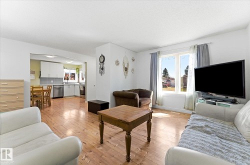 5702 50 Street, Stony Plain, AB - Indoor Photo Showing Living Room