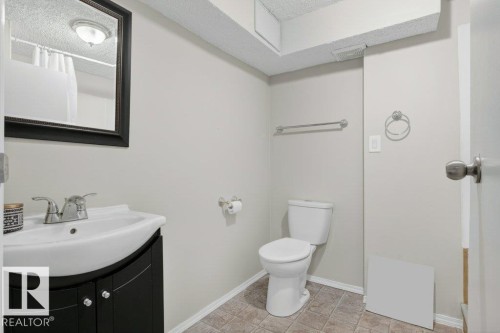 2104 145 Avenue, Edmonton, AB - Indoor Photo Showing Bathroom
