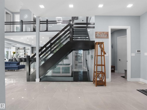 Open-concept interior featuring a multi-level design - 913 Wood Place, Edmonton, AB - Indoor Photo Showing Other Room