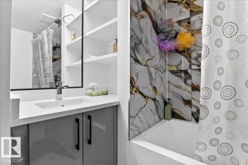 13111 82 Street, Edmonton, AB - Indoor Photo Showing Bathroom