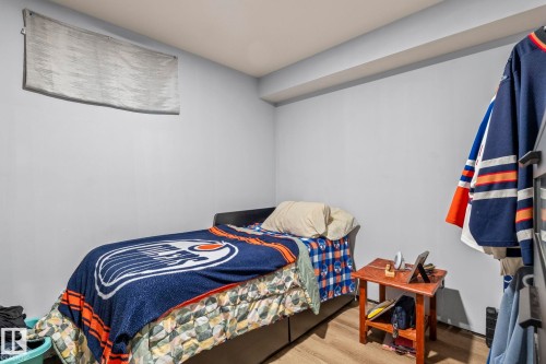 Light gray walls with a window featuring a white roller shade - 23133 Twp Rd 502, Rural Leduc County, AB - Indoor Photo Showing Bedroom
