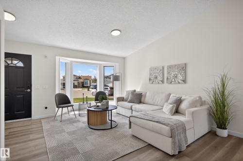 15323 72 Street, Edmonton, AB - Indoor Photo Showing Living Room