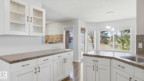 1346 Potter Greens Drive, Edmonton, AB - Indoor Photo Showing Kitchen