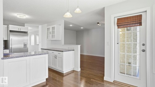 1346 Potter Greens Drive, Edmonton, AB - Indoor Photo Showing Kitchen