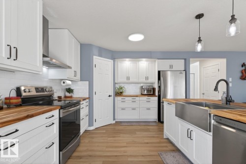 3 Middleton Close, Leduc, AB - Indoor Photo Showing Kitchen With Upgraded Kitchen