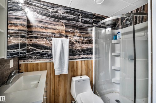 7728 18 Avenue, Edmonton, AB - Indoor Photo Showing Bathroom