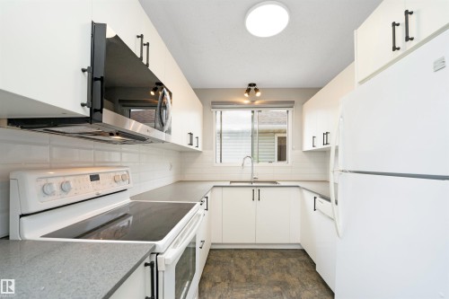12411 94 Street, Edmonton, AB - Indoor Photo Showing Kitchen