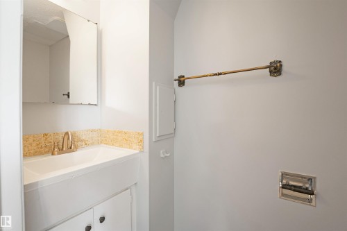 12411 94 Street, Edmonton, AB - Indoor Photo Showing Bathroom