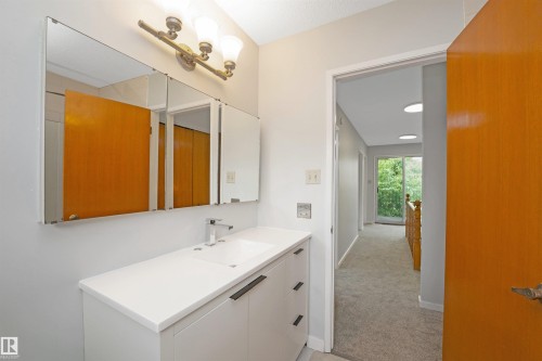 12411 94 Street, Edmonton, AB - Indoor Photo Showing Bathroom
