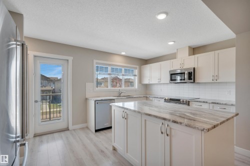 8 1530 Tamarack Boulevard, Edmonton, AB - Indoor Photo Showing Kitchen