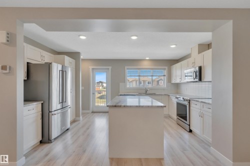 8 1530 Tamarack Boulevard, Edmonton, AB - Indoor Photo Showing Kitchen
