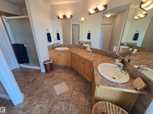 7429 162 Avenue, Edmonton, AB - Indoor Photo Showing Bathroom