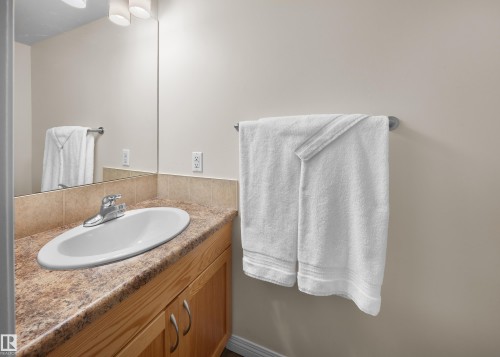 11140 83 Avenue, Edmonton, AB - Indoor Photo Showing Bathroom