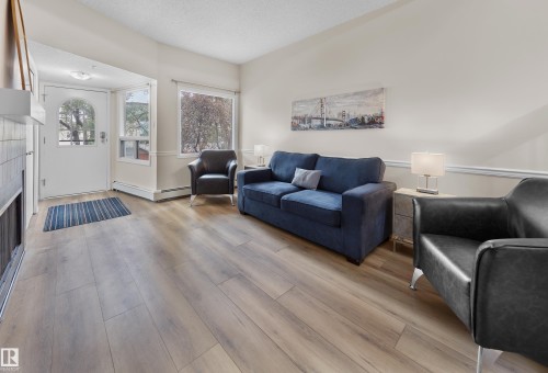 11140 83 Avenue, Edmonton, AB - Indoor Photo Showing Living Room