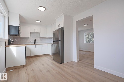 32 Habitat Crescent, Edmonton, AB - Indoor Photo Showing Kitchen
