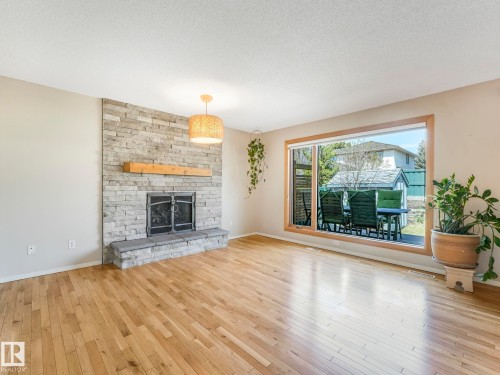 1060 Wedgewood Boulevard, Edmonton, AB - Indoor Photo Showing Living Room With Fireplace