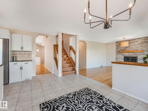 1060 Wedgewood Boulevard, Edmonton, AB - Indoor Photo Showing Kitchen