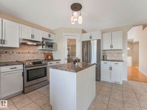 1060 Wedgewood Boulevard, Edmonton, AB - Indoor Photo Showing Kitchen
