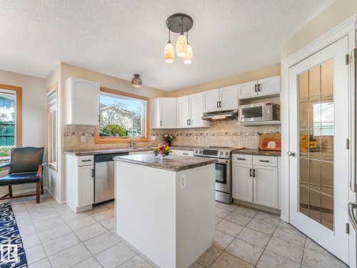 1060 Wedgewood Boulevard, Edmonton, AB - Indoor Photo Showing Kitchen
